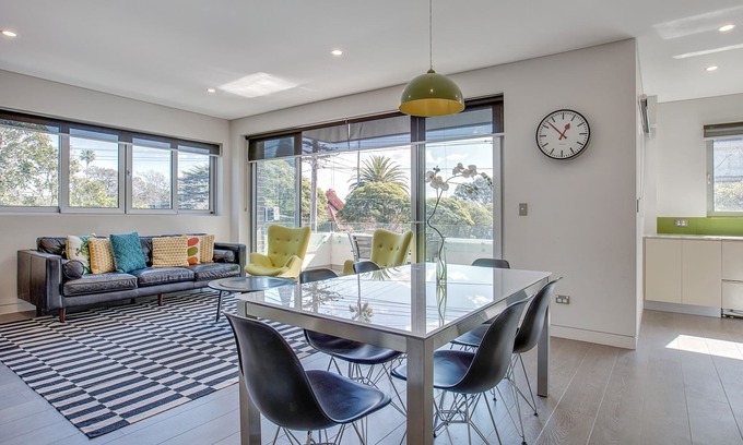 Cremorne Apartment | Comfortable 2-Bed Apartment Near City with Family Amenities