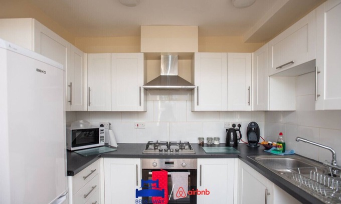 Cowley Apartment | Comfortable 2-Bed Apartment with Breakfast & Family Amenities
