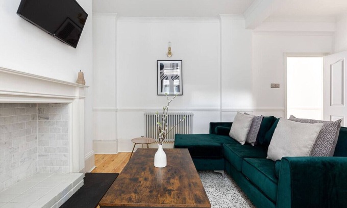 Hammersmith Broadway Apartment | Explore The Hammersmith Collection: Family-Friendly Retreat