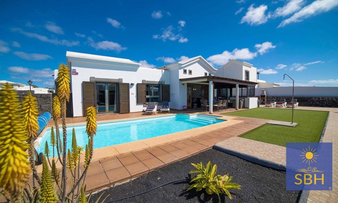 Montana Roja Villa | Exquisite 2-Bed Villa with Private Pool & Hot Tub