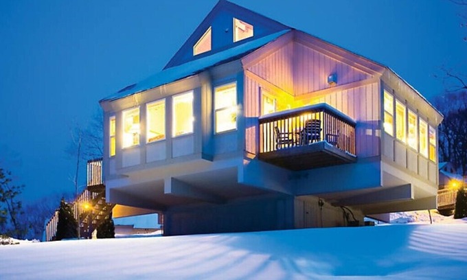 Wisconsin Dells Resort | Inviting 2 Bedroom Timber Vacation Home at Christmas Mountain