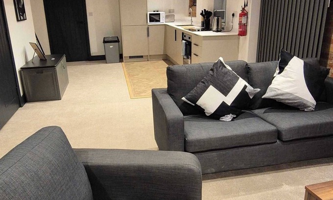 Newark Apartment | Spacious 2 Bedroom Apartment in Central Newark