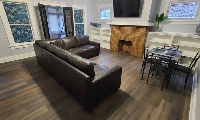 Albright Apartment | Pet-Friendly 2 Bedroom Apartment - Guest Rated 10/10!