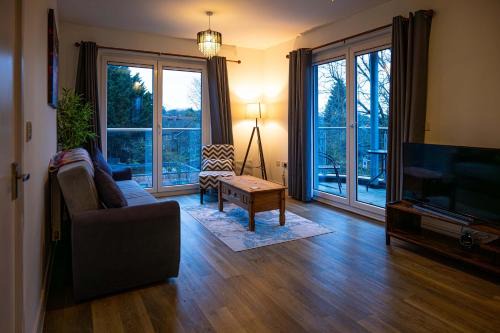 Crawley City Centre Apartment | Modern 1 Bedroom Apartment in Crawley - Family-Friendly Stay