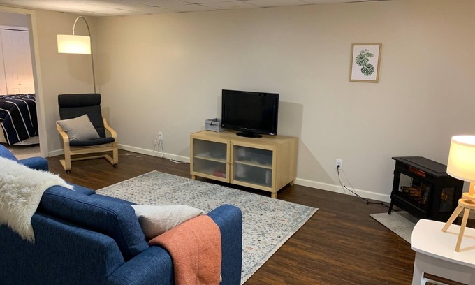 Foothills House | Cozy 2 Bedroom Suite with Ocean Views in Beautiful Foothills
