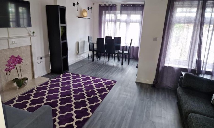 Barnet Apartment | Inviting 2 Bedroom Town House with Wifi & Netflix Access