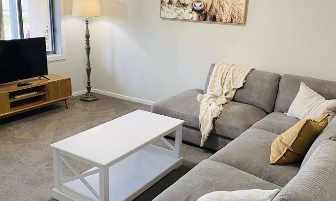 Young Apartment | Family-Friendly Ocean View Retreat with Spa & Kitchen