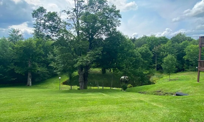 East Jewett Condo | Scenic 2-Bedroom Condo with Mountain Views & Hiking Trails