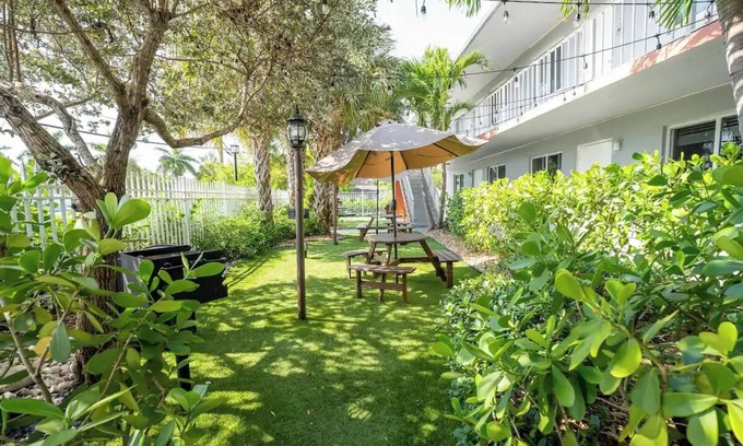 Central Oakland Park Apartment | Spacious 2-Bedroom Apt near Beaches, Dining & Shops