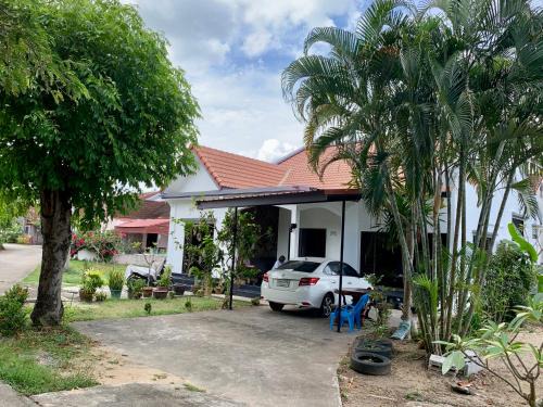 Thong Chai House | Beachside 2-Bed House with Air Conditioning & Ocean View