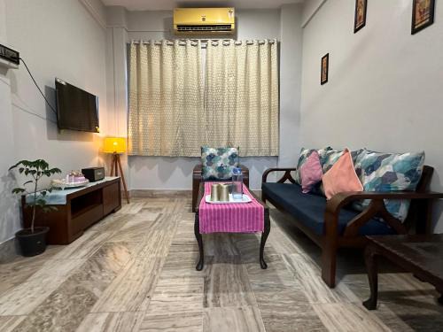 Pali Hill Apartment | Bright 2 BHK Apartment with Balcony in Bandra