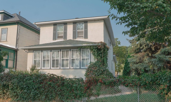Winnipeg House | Spacious 2 BR 1 BATH - NEAR DOWNTOWN