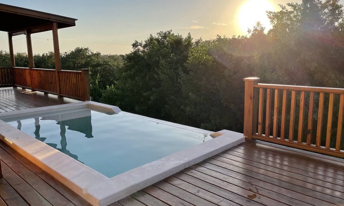 Isla de Utila Villa | Oceanside 2BR Home with Pool & Breathtaking Views