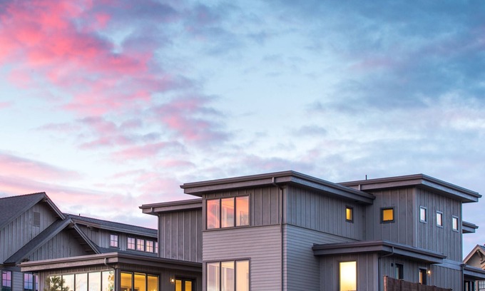 Bend House | Modern Retreat: 24-Hour Staff, Pool & Hot Tub Awaits