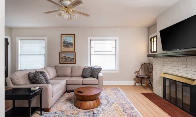 Highlands Douglass Apartment | Stylish 2B/1BA in Vibrant Louisville with Breakfast