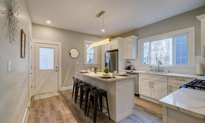 Roxbury Condo | Discover a Cozy 2bd Retreat with Free Parking & Breakfast