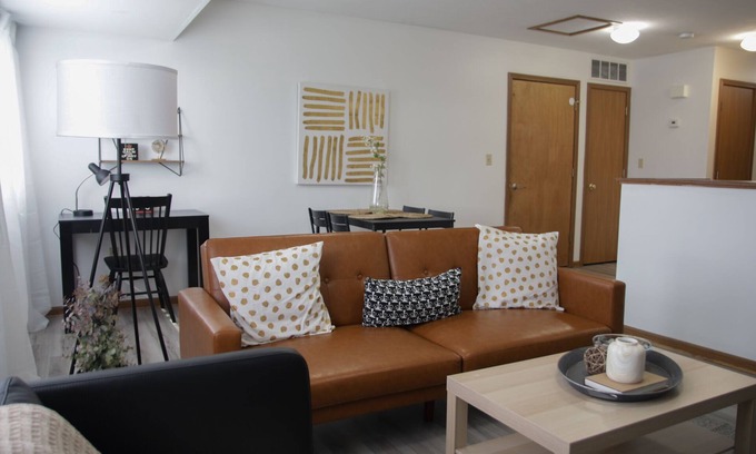 Akron Apartment | Ideal 2Bd Retreat for Traveling Professionals & Families
