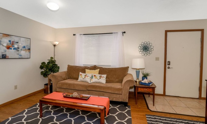 Akron Apartment | Ideal 2Bd Suite for Traveling Professionals & Families