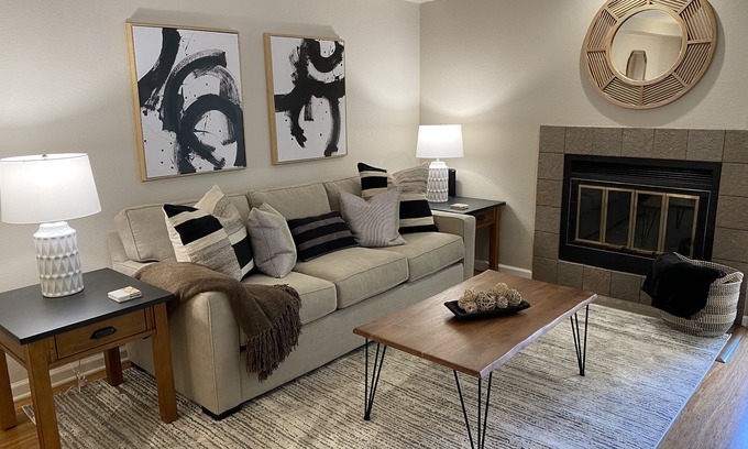 Palo Alto Condo | Designer 2BR Palo Alto Retreat with Spa & Child-Friendly Amenities