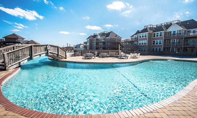 Duck Condo | Spacious 2BR Condo w/Beach Access