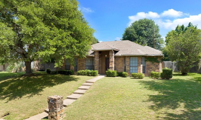 Buckner Terrace - Everglade Park House | Inviting 2BR Home with Kitchen Near Downtown Dallas