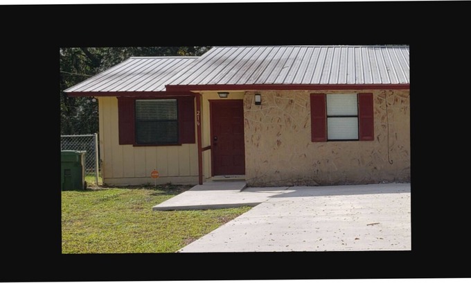 Palatka Apartment | Family-Friendly 2BR Duplex with Unique Amenities