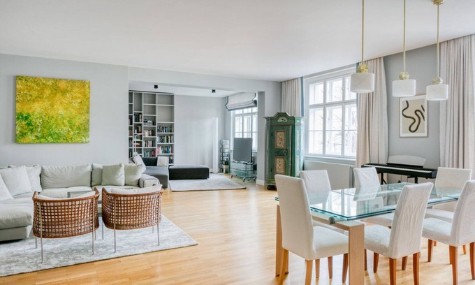 Innere Stadt Apartment | Modern 2BR + Office near Stephansplatz & Kohlmarkt