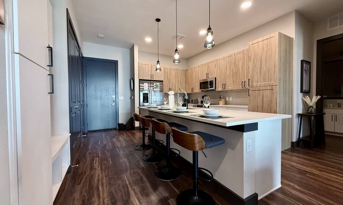 North Burnet Apartment | Spacious 2BR -Prime Location -Washer/Dryer -Secure Entry -Free Garage
