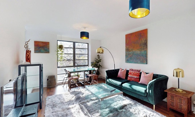 De Beauvoir Apartment | Spacious 2BR W/Private Balcony on Regent's Canaln