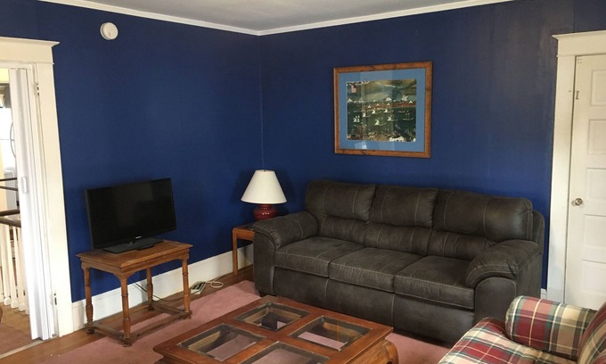 Bennington Apartment | Inviting 2nd Floor Apartment Near Popular Corner Market