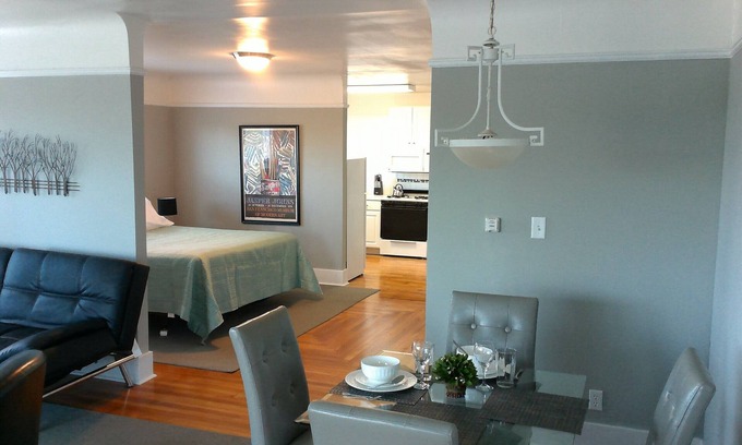 Greenside Park Apartment | Prime 2nd Story Flat in Heart of Town with Spa & Breakfast