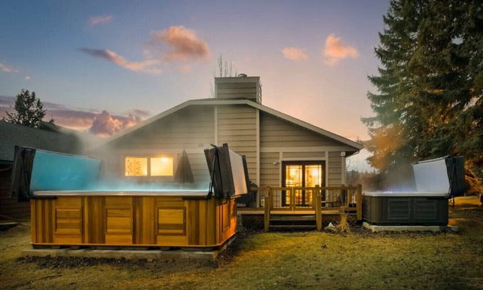 East Kootenay House | Elegant 4-Star Home with Private Pool & Steps to Kinsmen Beach