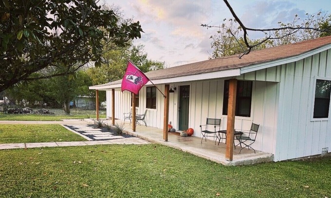 Johnson City House | Spacious 3/2 steps from downtown dining and shopping