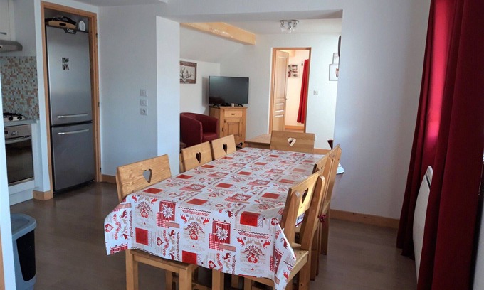 Albiez-le-Vieux Apartment | Cozy Apartment in Albiez-Montrond for Families and Pets
