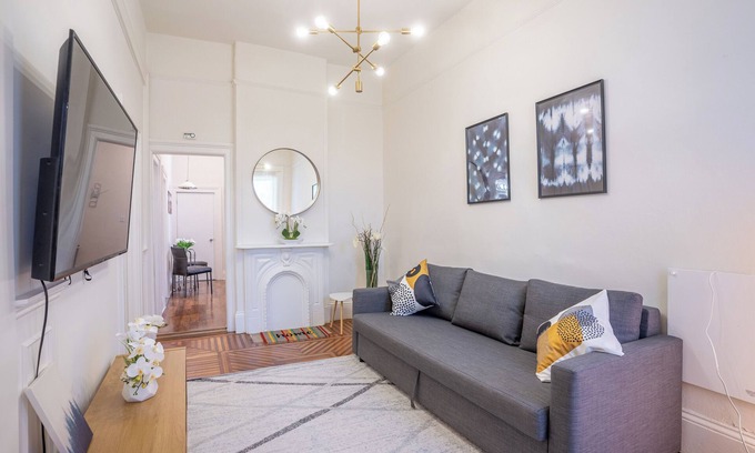 Lower Haight Apartment | Spacious 3 Bd 2 Ba w/Bonus Room, Laundry in Central Hayes Valley, Pet Friendly