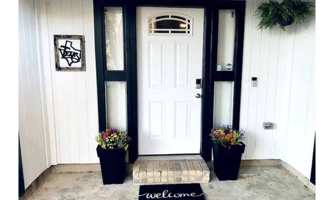 Live Oak House | Family-Friendly 3 BDRM Retreat with Spa & High Ratings