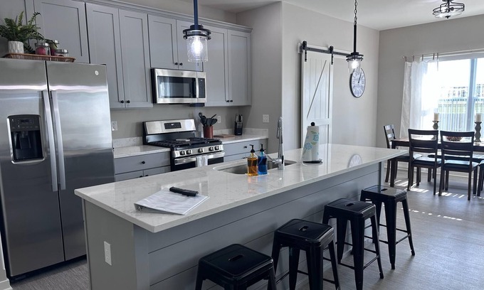 Sycamore Apartment | Spacious 3 bed 2 bath with King Master in Sycamore