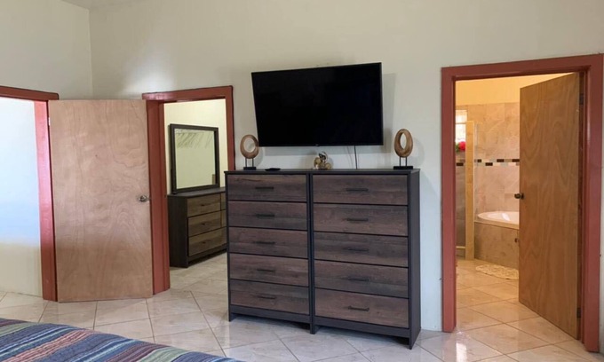 Estate Strawberry Hill House | Child-Friendly 3-Bedroom Air-Conditioned Retreat