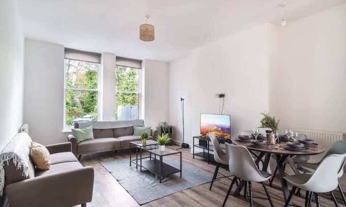 Crosby Apartment | Family-Friendly 3 Bedroom Apartment in Waterloo, Liverpool