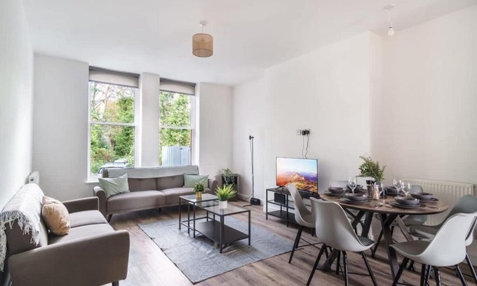 Crosby Apartment | Bright 3-Bed Apartment in Waterloo, Liverpool for Families