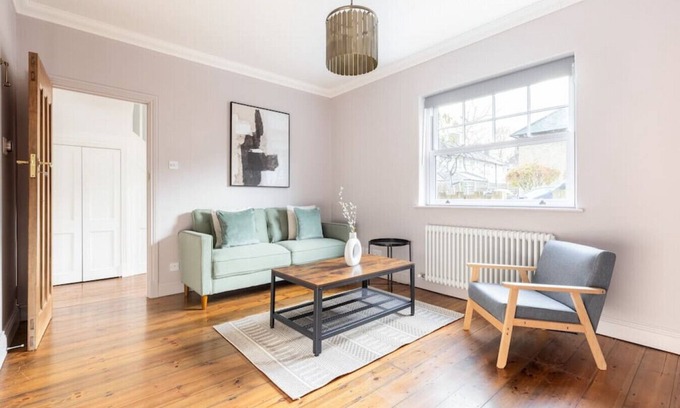 West Putney Apartment | Discover Comfort at The Putney Villas with Spa & Breakfast