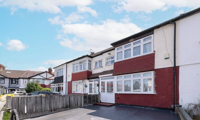 Haselbury House | Spacious 3-Bed (Sleeps 7) Home with Garden