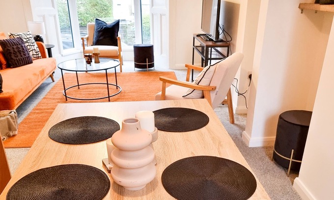 Castle House | Modern 3 Bed Home in Vibrant Swansea with Pet-Friendly Amenities