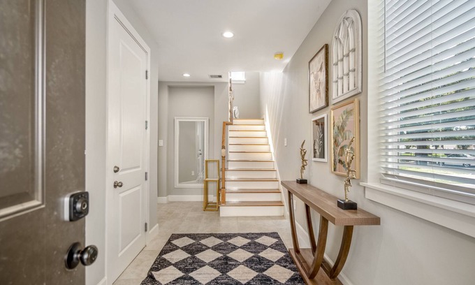 Riverside Terrace Bed & Breakfast | Top-Rated 3 Bed House Near MD Anderson with Kitchen & More