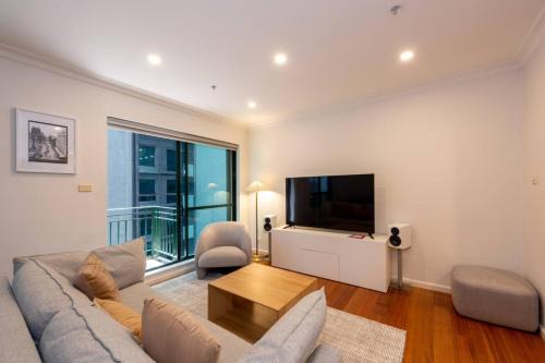 Melbourne Central Business District Apartment | Modern 3-Bed Unit in Melbourne CBD with Pool & Gym Access