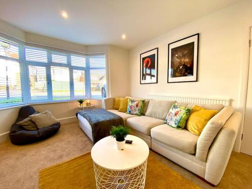 Poole House | Family-Friendly 3 Bedroom House Near Beach & Fast WiFi
