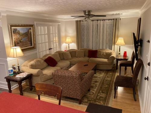 Athens Apartment | Family-Friendly 3 Bedroom Condo Near Athens' Five-Points