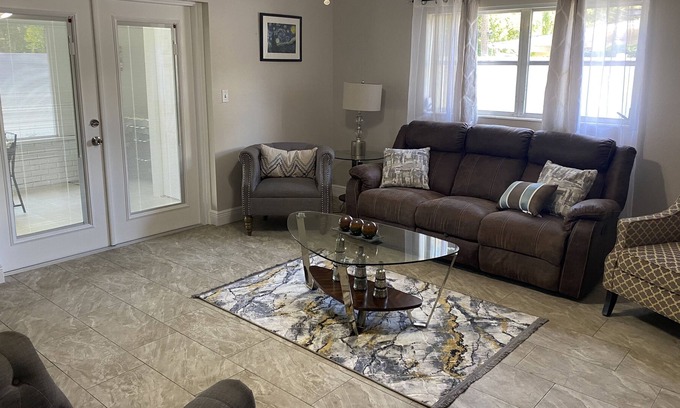 Town N County Park House | Spacious 3-bedroom/ 2 bath home by Marvis