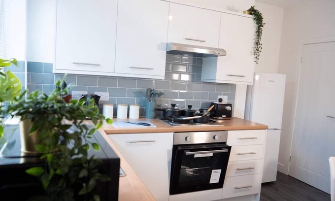 Leeds House | Spacious, 3 bedroom, 4 bed Townhouse | Close to city centre | FREE Parking