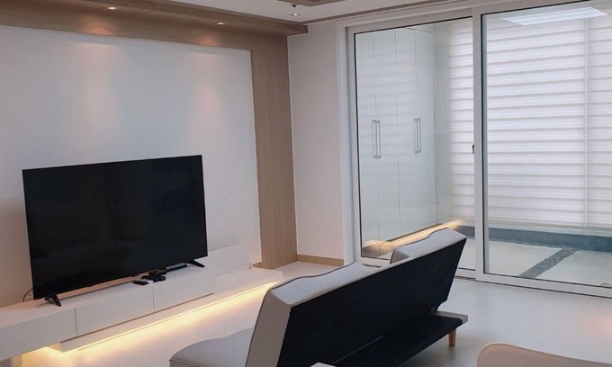 Dunsan-dong Apartment | Spacious 3-bedroom apartment with AC, WiFi in charming Daejeon